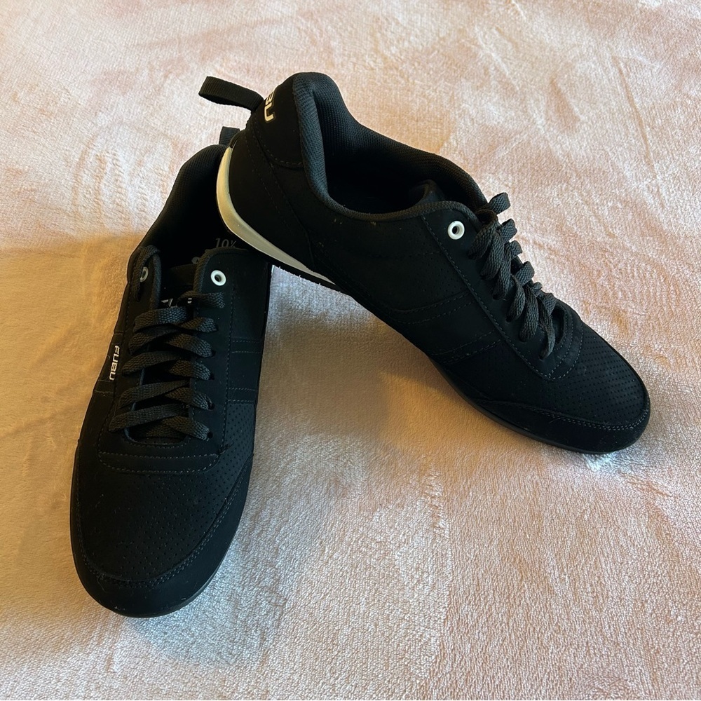 Fubu Kole II Athletic Leisure Sneakers black with white accents size 10.5 casual